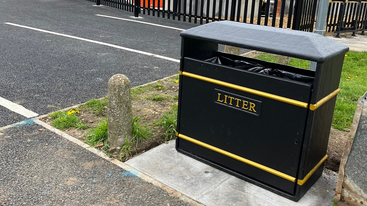 Thank you Weedon Bec Parish Council for this great photo, how smart does this bin look!? 🤩 These bins are built to last from all of the elements. 

Shop below 👇

recyclingbins-direct.co.uk/shop/Litter-Bi…

#litterbins #councilbins #commercialsupplies #b2b #businesstobusiness