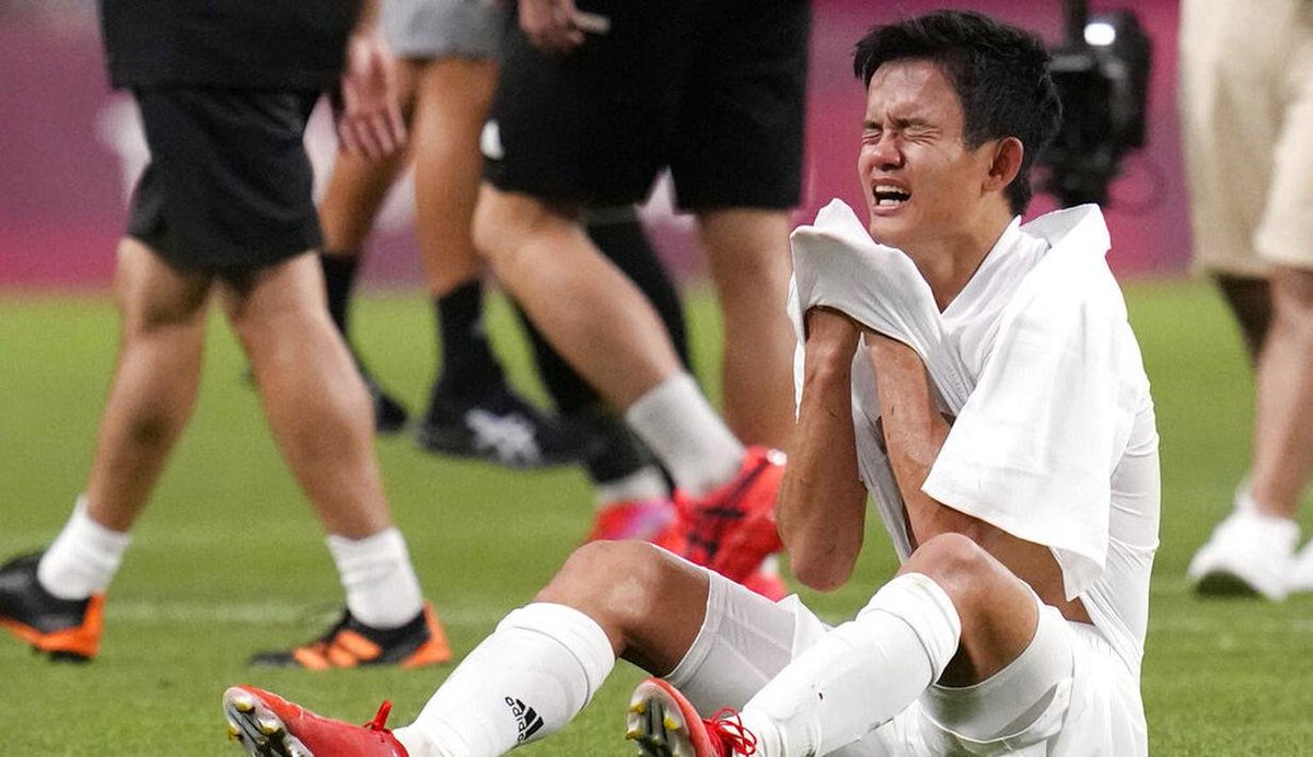 Takefusa Kubo terlihat menangis setelah Jepang tidak berhasil melaju ke babak gugur setelah mengalami kekalahan telak 3-0 dari Indonesia. 😭
