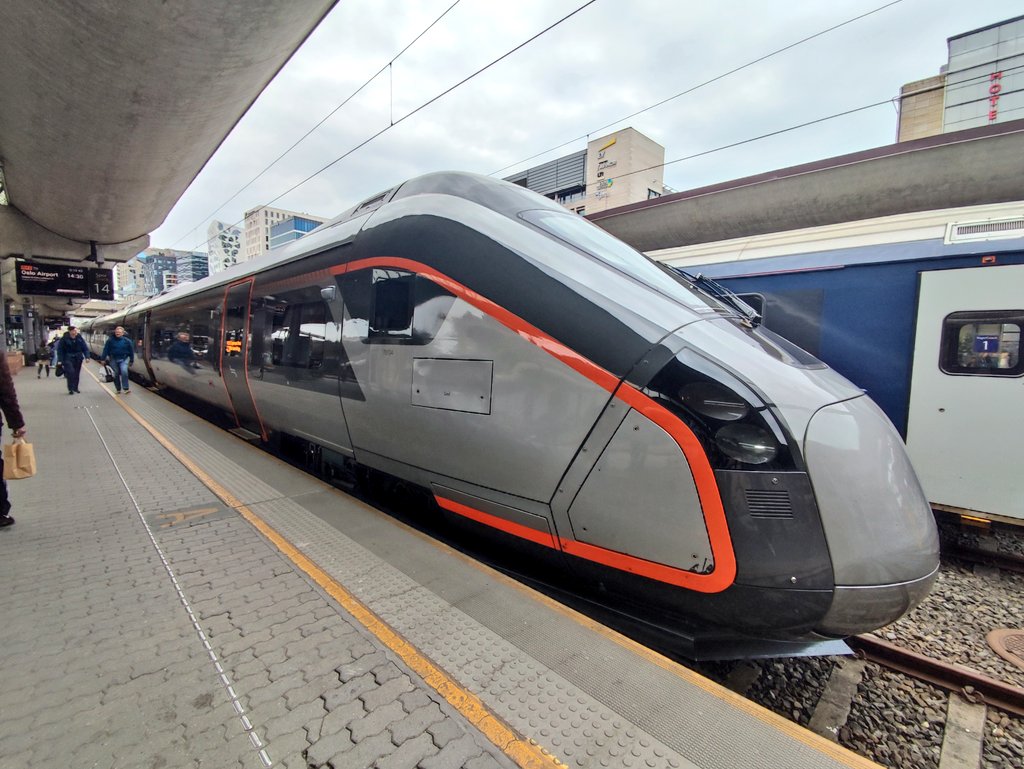 nonstopeurotrip's tweet photo. A little look at the 'new' @flytoget #CAF #Oaris airport express trains 🚄🇧🇻 I have to say they look very smart, and have great accessibility! ♿ I wonder if @Renfe will ever sort their ones out?! 🇪🇦 @JLBuenoMendez? #Norway #Oslo #NonstopEurotrip https://t.co/st4QZhSnnI