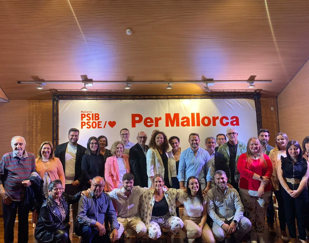 Felanitxpsoe's tweet photo. 🌹Ahir, varem presentar l'equip de 27 persones que governarà l'ajuntament a partir de 28 de maig.

Una llista electoral renovada que representa la societat felanitxera, diversa i plural, una aposta per la joventut.

 L'objectiu és clar, dur el canvi a Felanitx.

#Felanitxhomereix https://t.co/5vDVyBmx1F