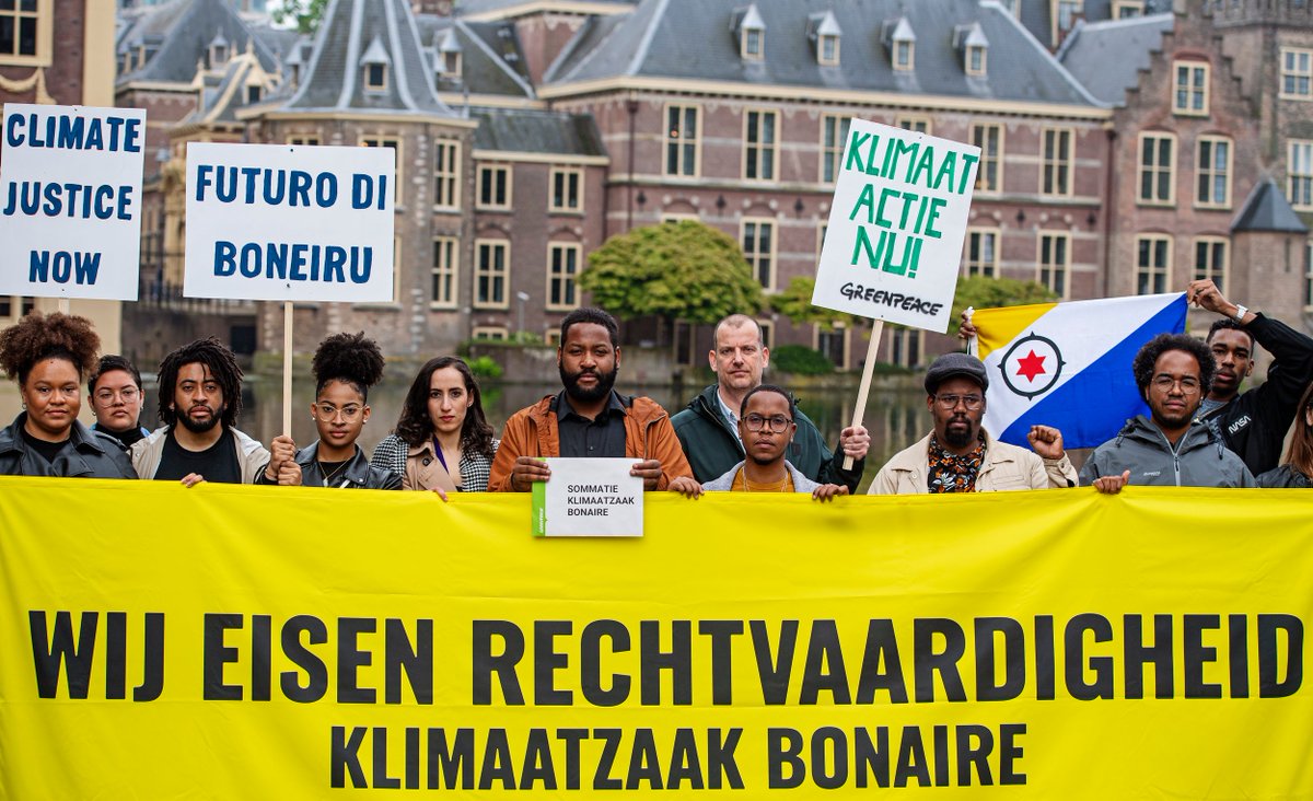 GreenpeaceNL's tweet photo. #ClimateJusticeNow! Samen met mensen uit Caribisch Nederland staan we voor het torentje in Den Haag om bescherming te eisen voor #Bonaire. De Nederlandse Staat heeft de plicht om de mensenrechten van iedere inwoner (dus ook op Bonaire) te beschermen in de klimaatcrisis. https://t.co/NzppsjJfm3