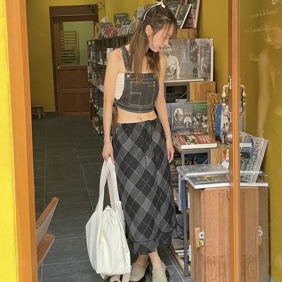 bellownuay's tweet photo. ตามหาเสื้อเอี๊ยมร้าน Matterstyle.bkk 👀🔎
✨ตามหากระโปรงแบบในรูปด้วยคับมีแป���ๆเลย
#ตามหาเสื้อผ้า #Matterstylebkk #cintageshop #ส่งต่อเสื้อผ้า #ส่งต่อเสื้อผ้ามือ2 #เสื้อผ้ามือสอง https://t.co/HNoX6d2lem