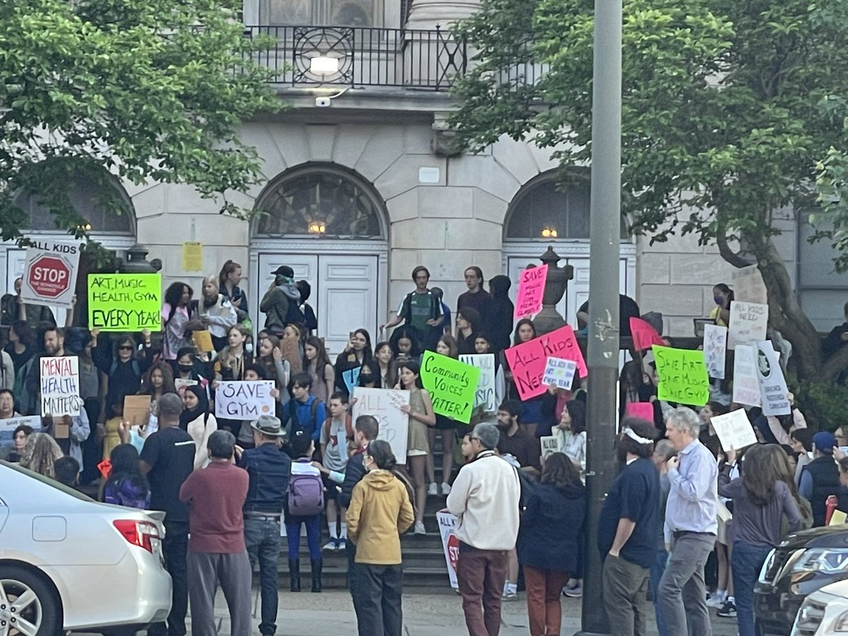 RebeccaRhynhart's tweet photo. Proud to stand with the parents and students of Masterman this morning.
As the mother of a 7th grader in public school, I know how important Arts, Music, Gym, Health and Language Arts are for our students โ and will always push to ensure every child has access to them. https://t.co/OupjAG7xH8