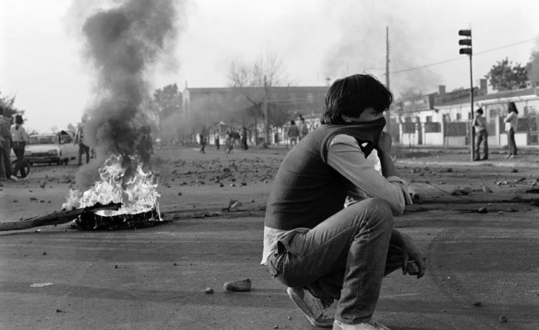 AvionRojoo's tweet photo. 11 de mayo de 1983 primera Protesta Nacional contra la dictadura de Pinochet. Se inicia como un Paro de la Confederación de Trabajadores del Cobre (CTC) uniéndose luego cientos de miles de personas a lo largo y ancho de Chile. #memoria #dictadurachilena #Resistencia 🇨🇱✊🏽 https://t.co/KG2s0iUpGD