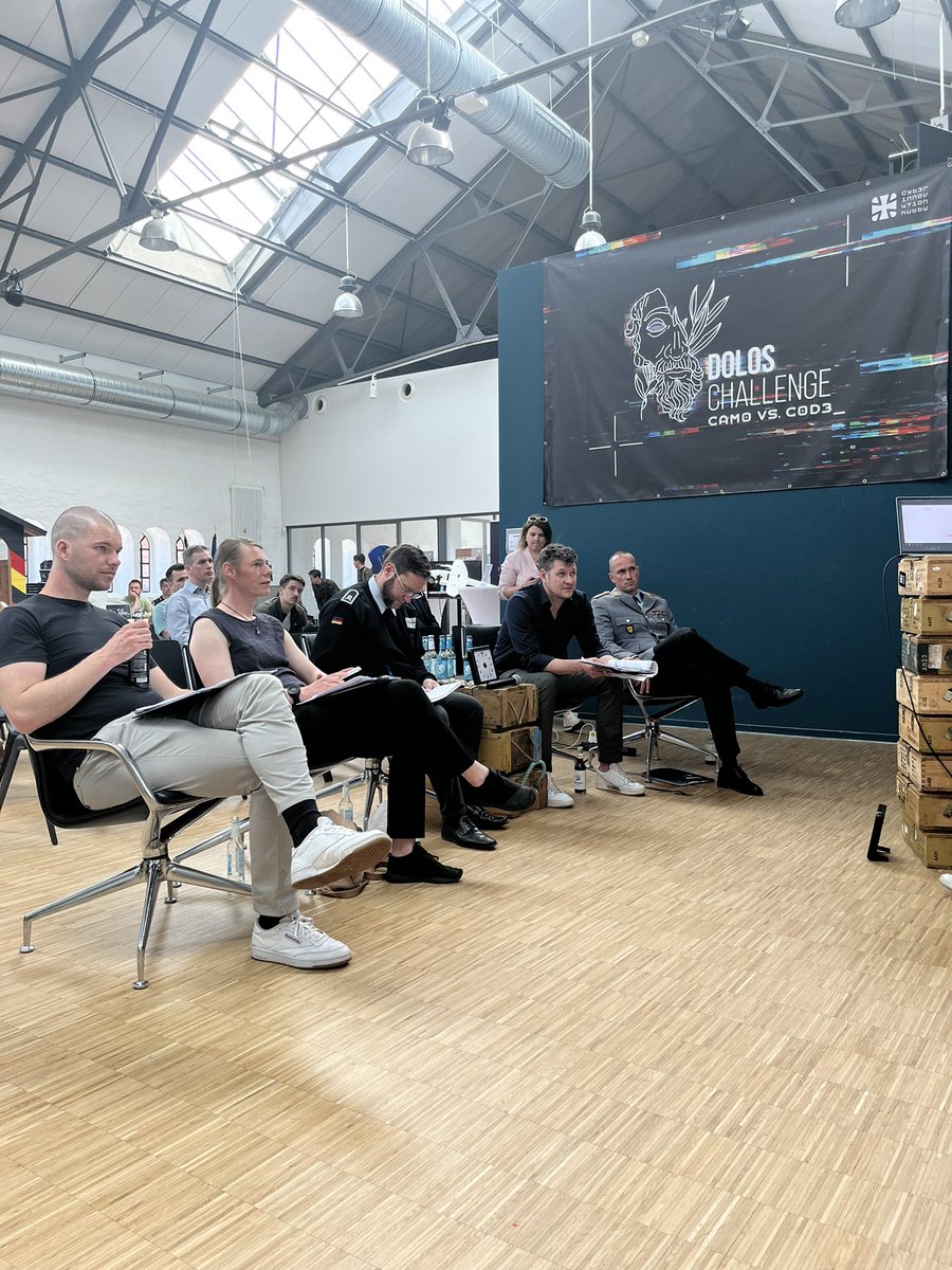 CIHBw's tweet image. Die Köpfe rauchen bei den Fachexpert:innen. Sie wählen die Startups für die zweite Runde der #DOLOSChallenge und kommen aus den Bereichen Technologie, Bundeswehr, Wissenschaft und dem @CIHBw.