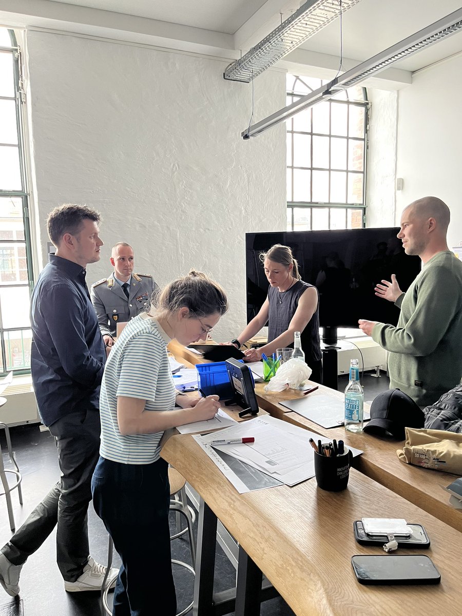 CIHBw's tweet image. Die Köpfe rauchen bei den Fachexpert:innen. Sie wählen die Startups für die zweite Runde der #DOLOSChallenge und kommen aus den Bereichen Technologie, Bundeswehr, Wissenschaft und dem @CIHBw.