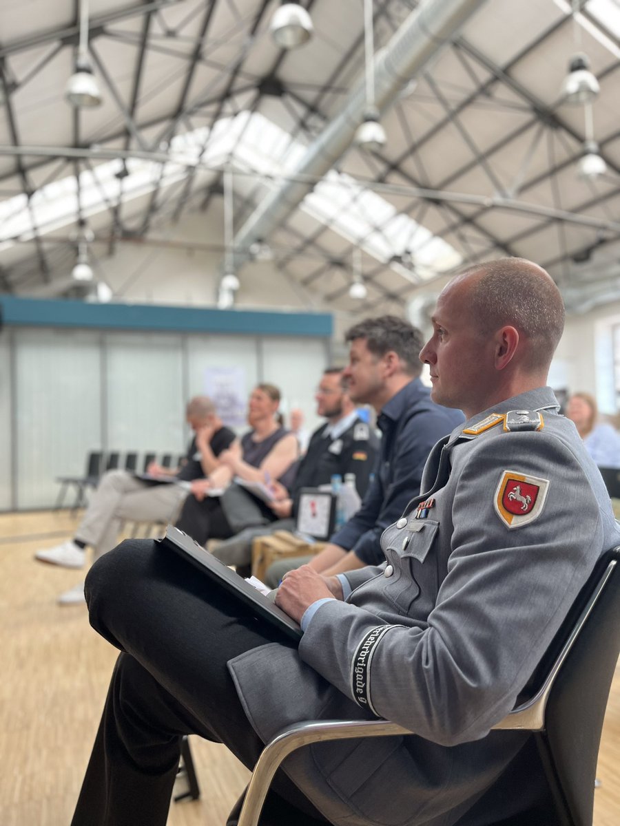 CIHBw's tweet image. Die Köpfe rauchen bei den Fachexpert:innen. Sie wählen die Startups für die zweite Runde der #DOLOSChallenge und kommen aus den Bereichen Technologie, Bundeswehr, Wissenschaft und dem @CIHBw.