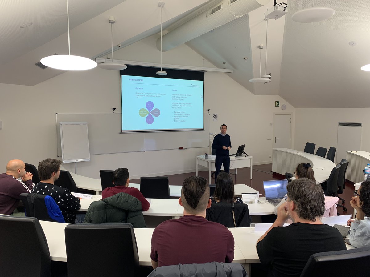 deustoDBS's tweet photo. James Wilson @jamierwilson , Research Director at @orkestra and professor at @deustoDBS , explains to @supsi_ch students, the keys of the competitiveness in the Basque Country.
#innovation #BasqueCountry #BasqueInnovation #DeustoSupsi https://t.co/eBU4ZPSMxW