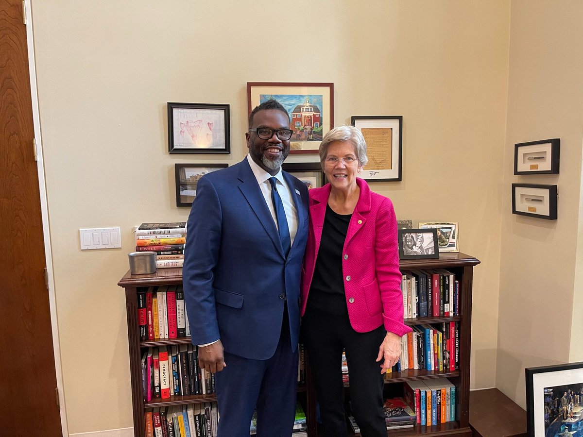 Brandon4Chicago's tweet photo. Just two former public school teachers hanging out in DC. Thank you @SenWarren for always taking a stand against special interests and fighting for working folks. https://t.co/25WcL8TsDH