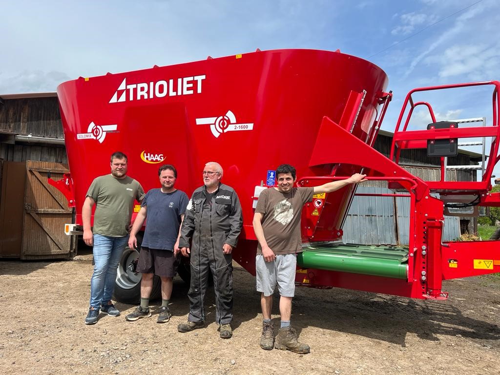 TriolietFR's tweet photo. Livraison GAEC de La Croix du Lièvre à Loudrefing de la première mélangeuse vendue par notre nouveau partenaire exclusif sur la Lorraine, les établissements HAAG.🇫🇷Renouvellement d’une des tout première mélangeuse Trioliet 16 m3 achetée en France en 1999. Merci à la famille HICK https://t.co/Mv6rzHC0Ct
