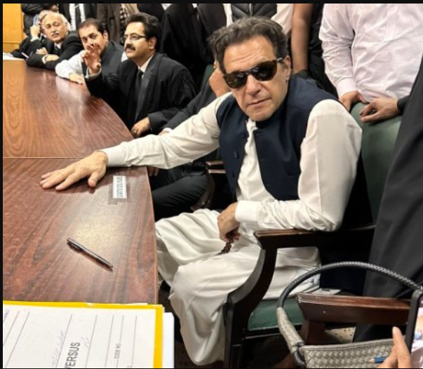 Muhamma66327641's tweet photo. Imran khan Ko 1 Hour Me Supreme Court Me Peesh Karne Ka huqm tha Ab 5:19 Hoogye!!

#imran_Khan #SupremeCourtOfPakistan #ImranKhanArrested https://t.co/WP5386aT1E