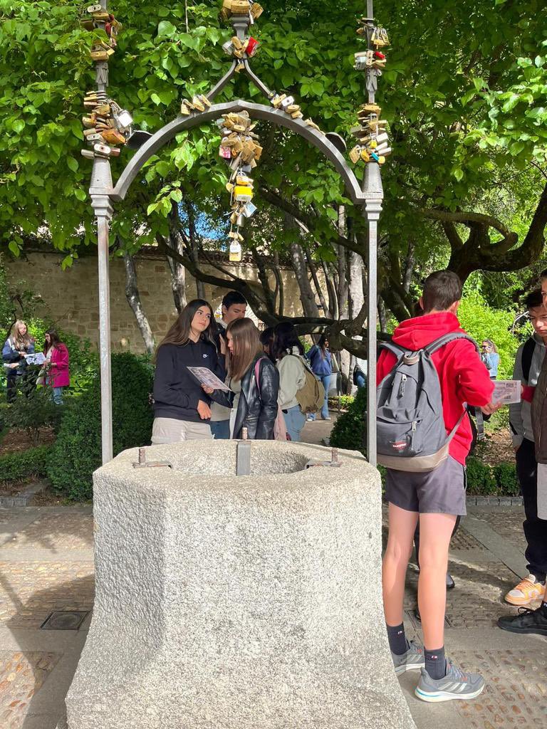 Seguimos disfrutando con los alumnos franceses. Ayer visitamos la ciudad de Salamanca. Una experiencia maravillosa. #intercambiocultural #educacionsecundaria #colegioshhcc #construimossueñoadepaz