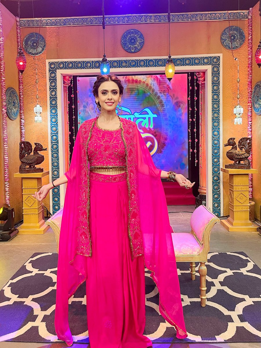 sareedotcom's tweet photo. Bollywood actress &amp; Rangoli anchor @IamHrishitaBhat  spotted in a chic bright pink lehenga coordinate paired with a Kaftan style jacket from https://t.co/IMavFsNICF.

Discover your distinguished statement outfits from our exquisite designer range!

#fashion #celebrity #ethnic https://t.co/o85RWfYd3Q
