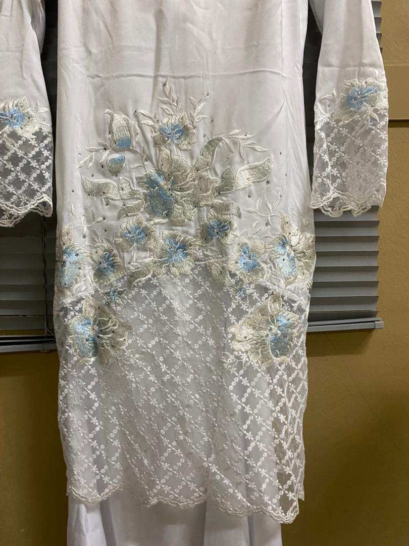 ANOTHER KURUNG TO LET GO.
Condition 10/10, brand new with tag.
Jenama : Tuzc. 
Color Off White with detailing sulam.
Saiz : 34. 
Ori Price : RM195. Let go price : RM170.

#negosampaijadi