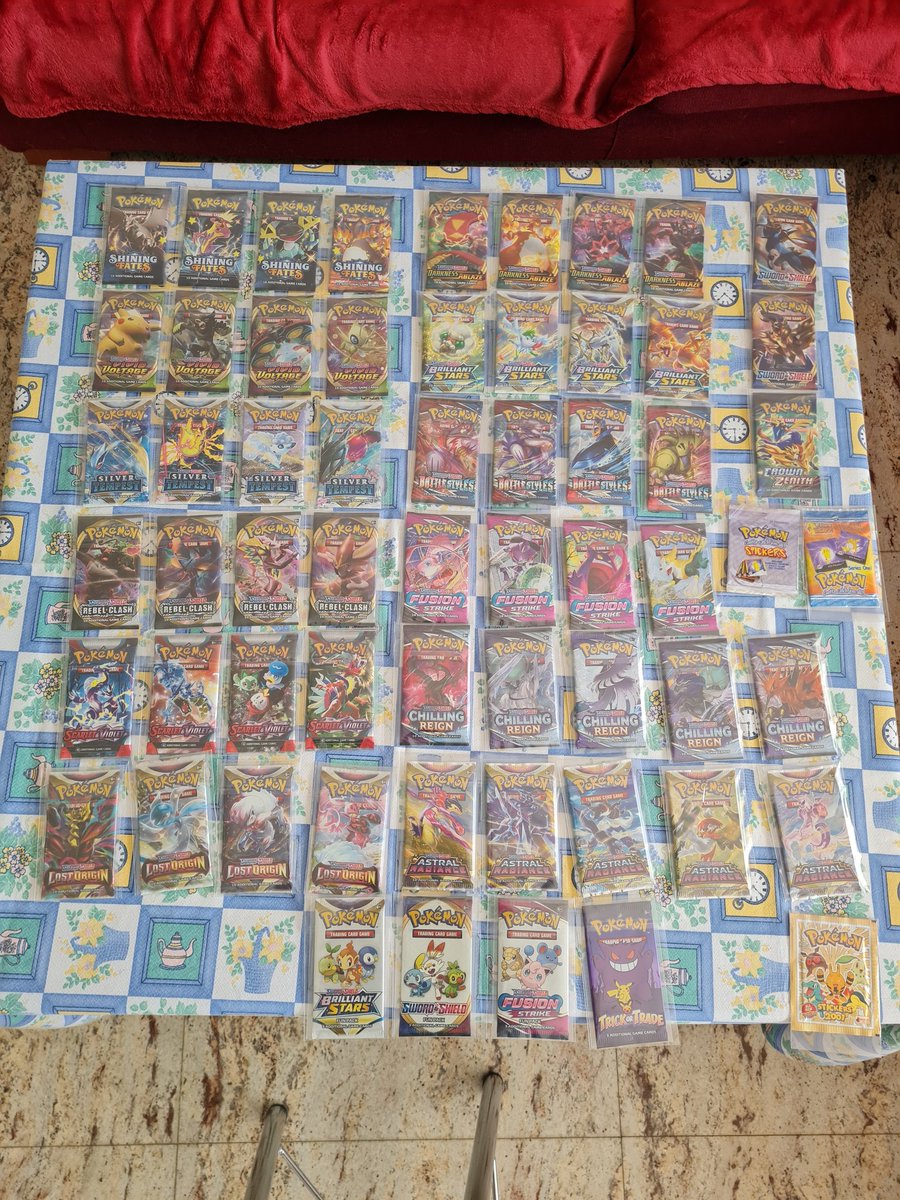 womez45's tweet photo. Organizando la coleccion despues de comprar algunos sobres en @POKEMILLON https://t.co/RIog7snWhh