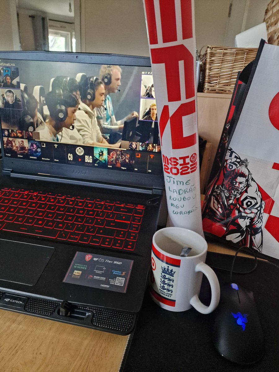 japasteis's tweet photo. Ontem foi dia de ver o faker e hj o brucerzin, ainda bem q é quase a mesma coisa de casa
Beijo jime #goC9 #MSInaILHA https://t.co/LxfszOTQCS
