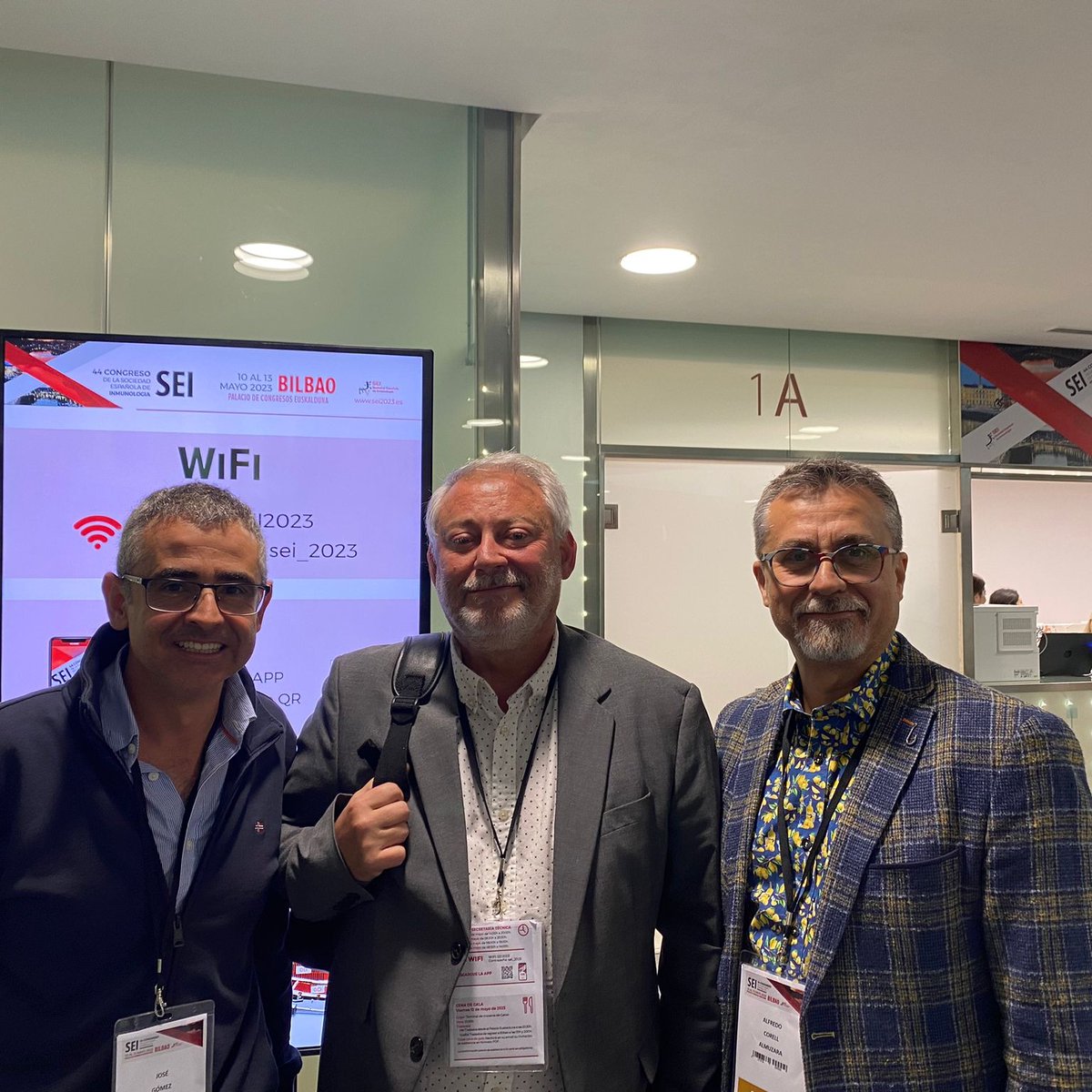 manuelmuro5's tweet photo. Con mis compañeros José Gómez Rial @gomez_rial5 y Alfredo Corell @alfredocorell en el Congreso de la Sociedad Española de Inmunología. https://t.co/v8CzeP61FR