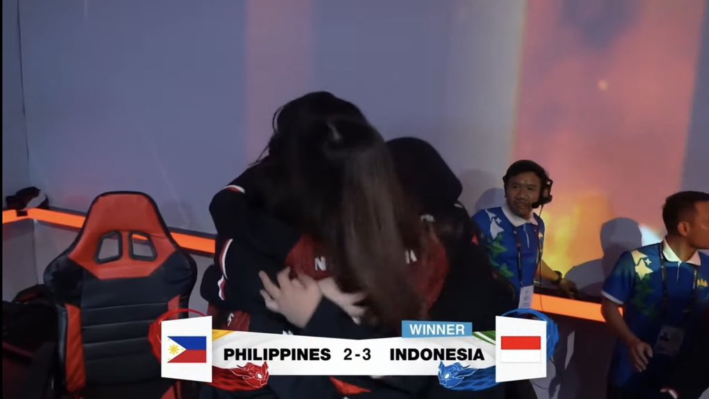 Mitipediaa's tweet photo. MLBB SEA Games Kategori Wanita - Grandfinal #SEAGames2023 

(Game 1) PHI 🇵🇭 0-1 🇮🇩 IND
(Game 2) PHI 🇵🇭 1-1 🇮🇩 IND
(Game 3) PHI 🇵🇭 2-1 🇮🇩 IND
(Game 4) PHI 🇵🇭 2-2 🇮🇩 IND
(Game 5) PHI 🇵🇭 2-3 🇮🇩 IND

EMASSSSS UNTUK MLBB Kategori Wanita 😭😭 GGWP https://t.co/6OVq0JAwQy