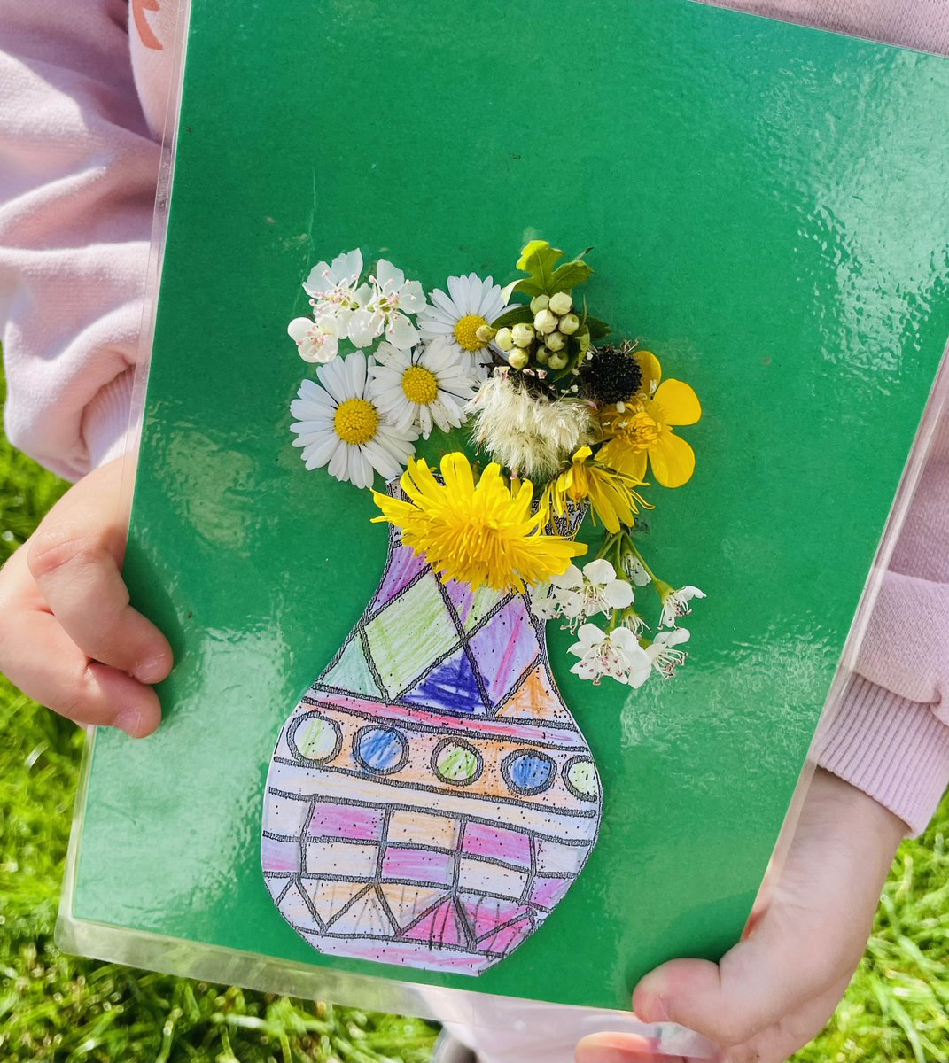 A chance to find signs of spring and make vases of flowers today with Y1 @simonsideschool 🍃🌸 💐 #forestschool #creativity <a href="/MissTuckerSimo/">Miss Tucker</a>