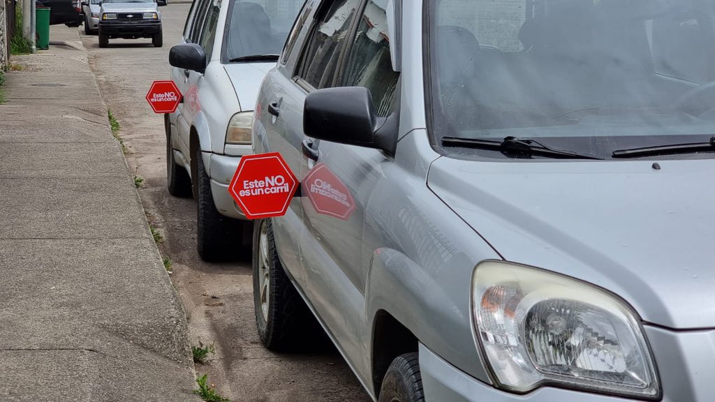 Sanchezmendieta's tweet photo. La EMOV EP ya coloca estos letreros también en vehículos particulares en #Cuenca para pedir a los motociclistas que respeten el carril. Esta campaña se denomina Este NO es un carril, y es de la Jefatura de Educación Vial de la EMOV EP. https://t.co/BGUNl2u4oh