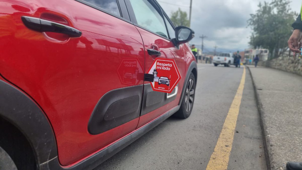 Sanchezmendieta's tweet photo. La EMOV EP ya coloca estos letreros también en vehículos particulares en #Cuenca para pedir a los motociclistas que respeten el carril. Esta campaña se denomina Este NO es un carril, y es de la Jefatura de Educación Vial de la EMOV EP. https://t.co/BGUNl2u4oh