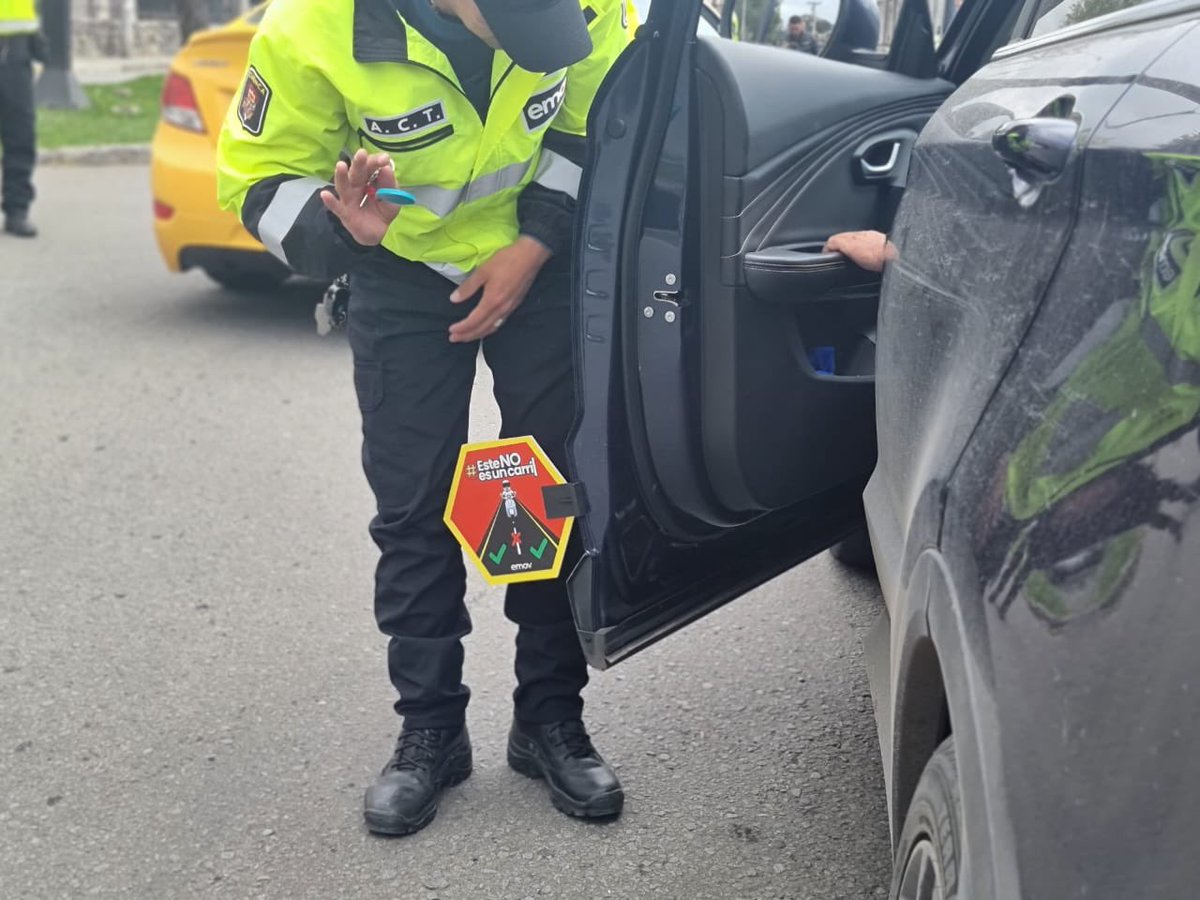 Sanchezmendieta's tweet photo. La EMOV EP ya coloca estos letreros también en vehículos particulares en #Cuenca para pedir a los motociclistas que respeten el carril. Esta campaña se denomina Este NO es un carril, y es de la Jefatura de Educación Vial de la EMOV EP. https://t.co/BGUNl2u4oh