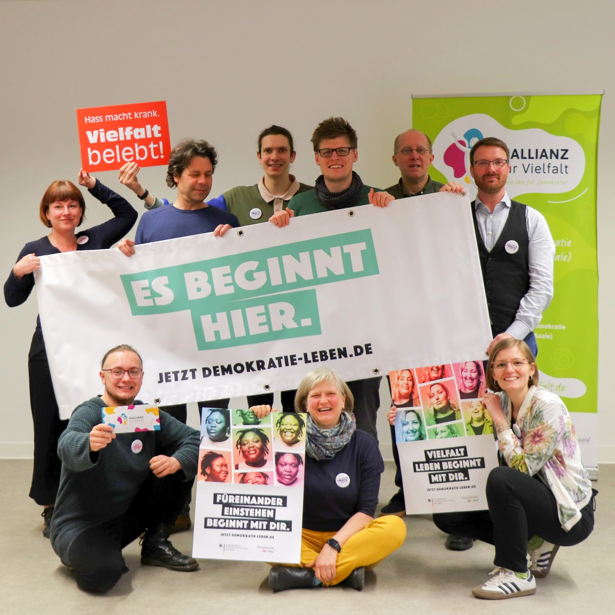 Stiftung_bfb's tweet photo. Noch bis zum 23. Mai läuft der Aktionsmonat „Demokratie beginnt vor Ort“ des @BMFSFJ. Die Kolleg*innen der @FWA_Halle, unser Partner im Projekt „Actionbounds für Demokratie“, haben ein Zeichen für Demokratie gesetzt.
#esbeginntmitdir #Demokratieleben
📷: @FWA_Halle https://t.co/RLR7Byrslu
