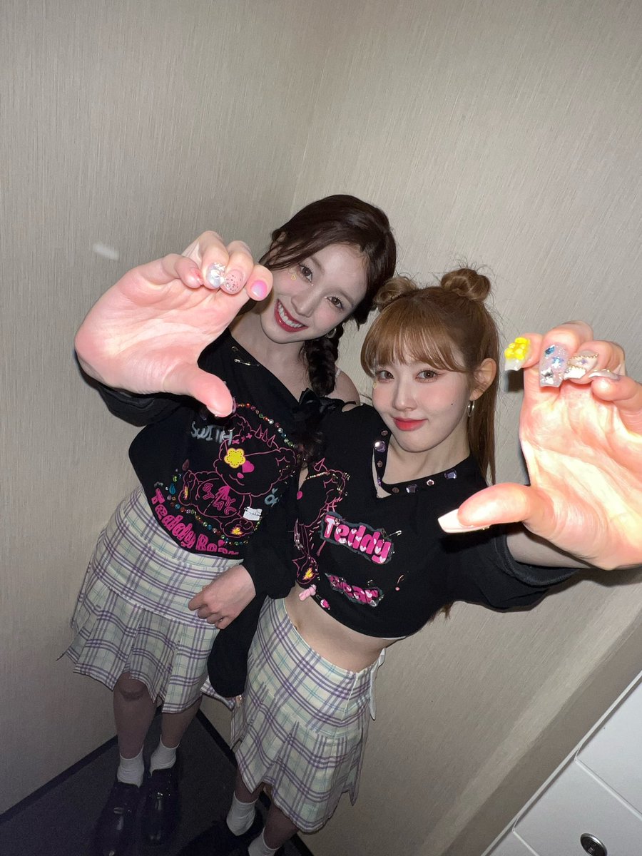 looking for more swith moots pls follow me!! kindly rt if u love stayc as well🩷