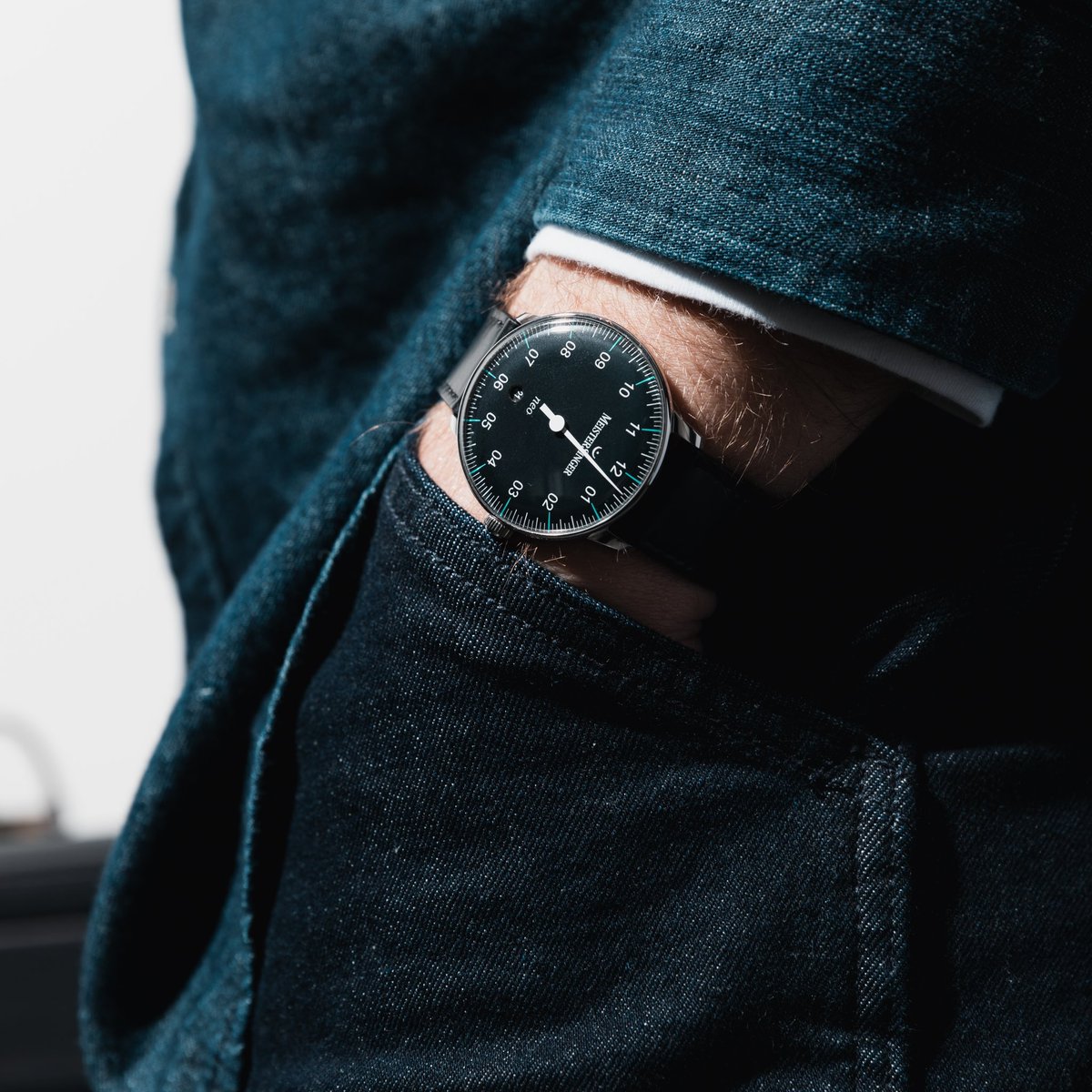 TheBlueCoLondon's tweet photo. The @MeisterSingerMS 
Neo is a beautifully modern watch inspired by timepieces of the 1960s. The watch is unique due to its single hand's understated elegance, sunburst green dial, and curved glass finish.
#meistersinger #meistersingerwatches #singlehandwatch #neo https://t.co/rfoBD6uLjl