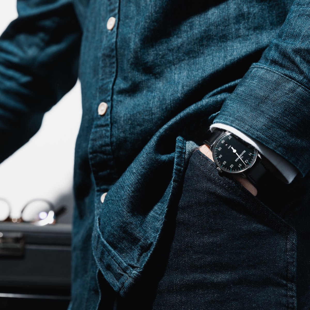 TheBlueCoLondon's tweet photo. The @MeisterSingerMS 
Neo is a beautifully modern watch inspired by timepieces of the 1960s. The watch is unique due to its single hand's understated elegance, sunburst green dial, and curved glass finish.
#meistersinger #meistersingerwatches #singlehandwatch #neo https://t.co/rfoBD6uLjl