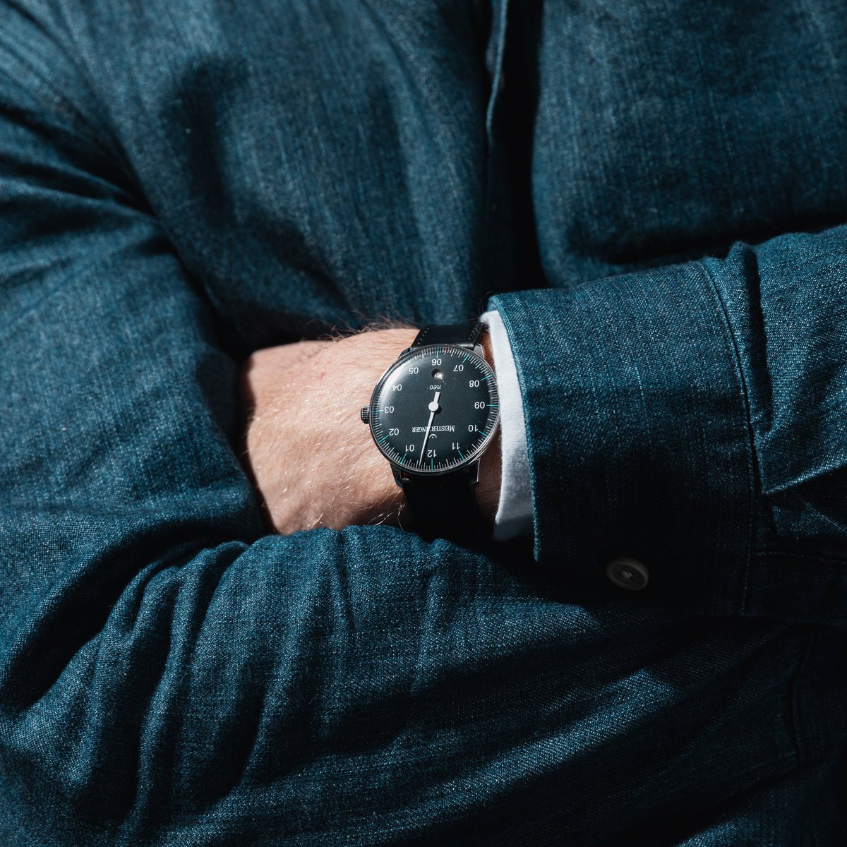 TheBlueCoLondon's tweet photo. The @MeisterSingerMS 
Neo is a beautifully modern watch inspired by timepieces of the 1960s. The watch is unique due to its single hand's understated elegance, sunburst green dial, and curved glass finish.
#meistersinger #meistersingerwatches #singlehandwatch #neo https://t.co/rfoBD6uLjl