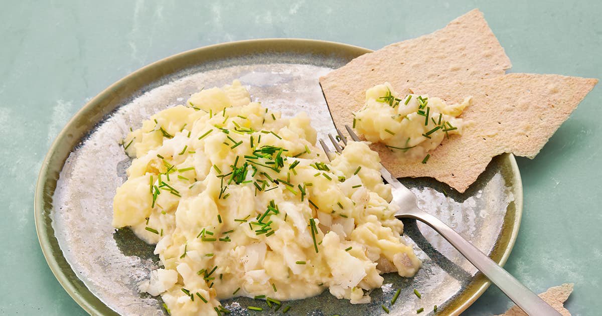 mariuode's tweet photo. @chwessel Plukkfisk med torsk/seifilet, toppet med litt frisk gressløk og ekte meierismør. Litt knasende flatbrød på si…. 🌟 https://t.co/GZlBOTYJck