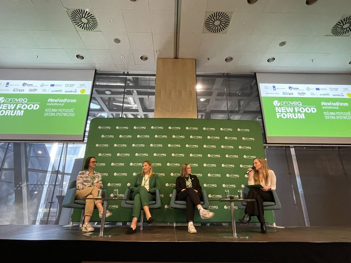 ProVeg_PL's tweet photo. Ostatni panel na tegorocznym #NFF poświęcony jest komunikacji. Razem z naszymi gościniami dyskutujemy o tym, czy roślinne marki spożywcze rzeczywiście powinny skupić się na fleksitarianinach, czym charakteryzuje się ta grupa i gdzie jej szukać. https://t.co/O25A81IF8S