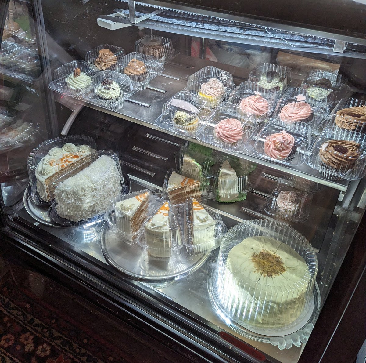 Hey Athens folks, have you been to Sweetie Pie by Savie yet? It's a super cute Asian infused bakery. I'm excited for this morning's red curry croissant 😋