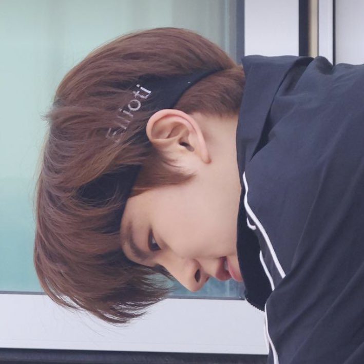 승민이 몸은 개말라납작종이인형인데 볼살은 은근 있는 게 너무 귀여움,,