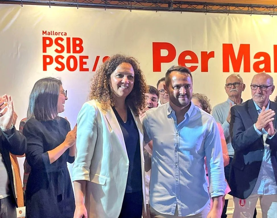 xiscoduarte's tweet photo. 🌹 Orgull i admiració d'aquest equip de 27 homes i dones, del que tinc l'honor d'encapçalar i
amb el que ens presentam a les eleccions de dia 28 de maig.

La seva força i il·lusió, és la que consolida el nostre objectiu de dur el canvi a Felanitx.

#Felanitxhomereix https://t.co/RGoYHneRpu
