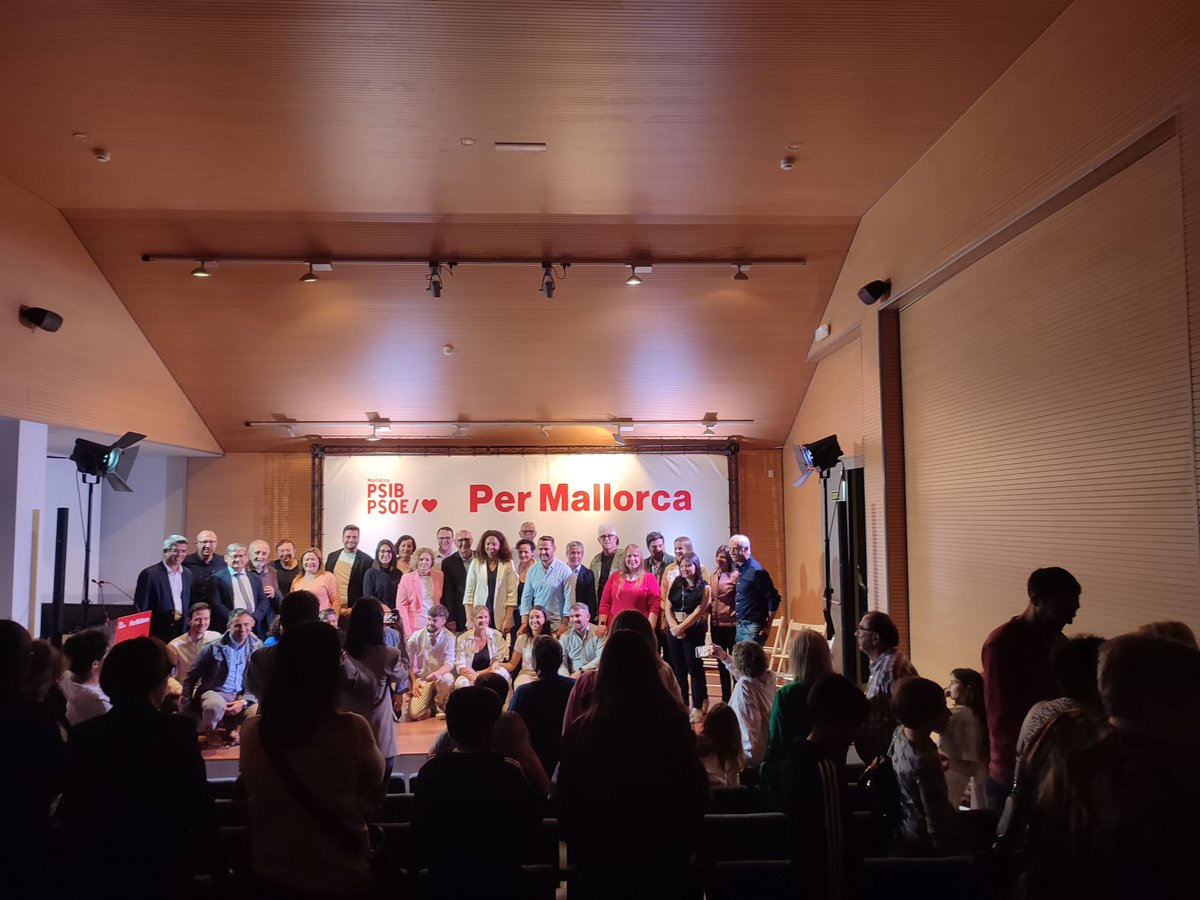 xiscoduarte's tweet photo. 🌹 Orgull i admiració d'aquest equip de 27 homes i dones, del que tinc l'honor d'encapçalar i
amb el que ens presentam a les eleccions de dia 28 de maig.

La seva força i il·lusió, és la que consolida el nostre objectiu de dur el canvi a Felanitx.

#Felanitxhomereix https://t.co/RGoYHneRpu