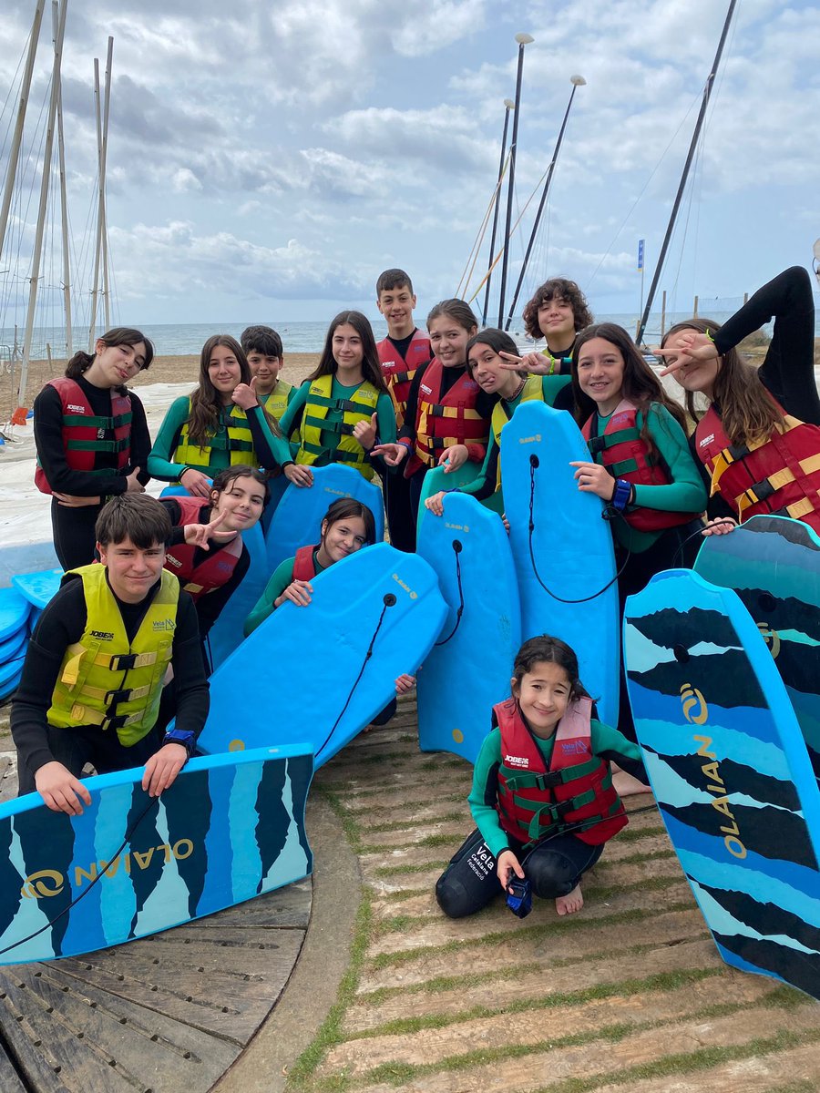 escolamdcprat's tweet photo. 1r ESO fent bodyboard i aprenent les primeres bases del manual de navegació. #escolamdc #mdcteam #Escolamdc #escolamdcprat #mdcprat https://t.co/DQsFbp42vj
