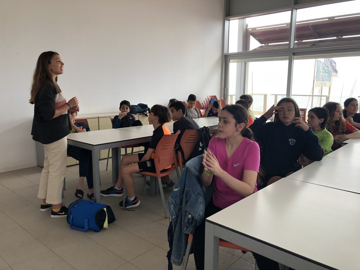 escolamdcprat's tweet photo. 1r ESO fent bodyboard i aprenent les primeres bases del manual de navegació. #escolamdc #mdcteam #Escolamdc #escolamdcprat #mdcprat https://t.co/DQsFbp42vj