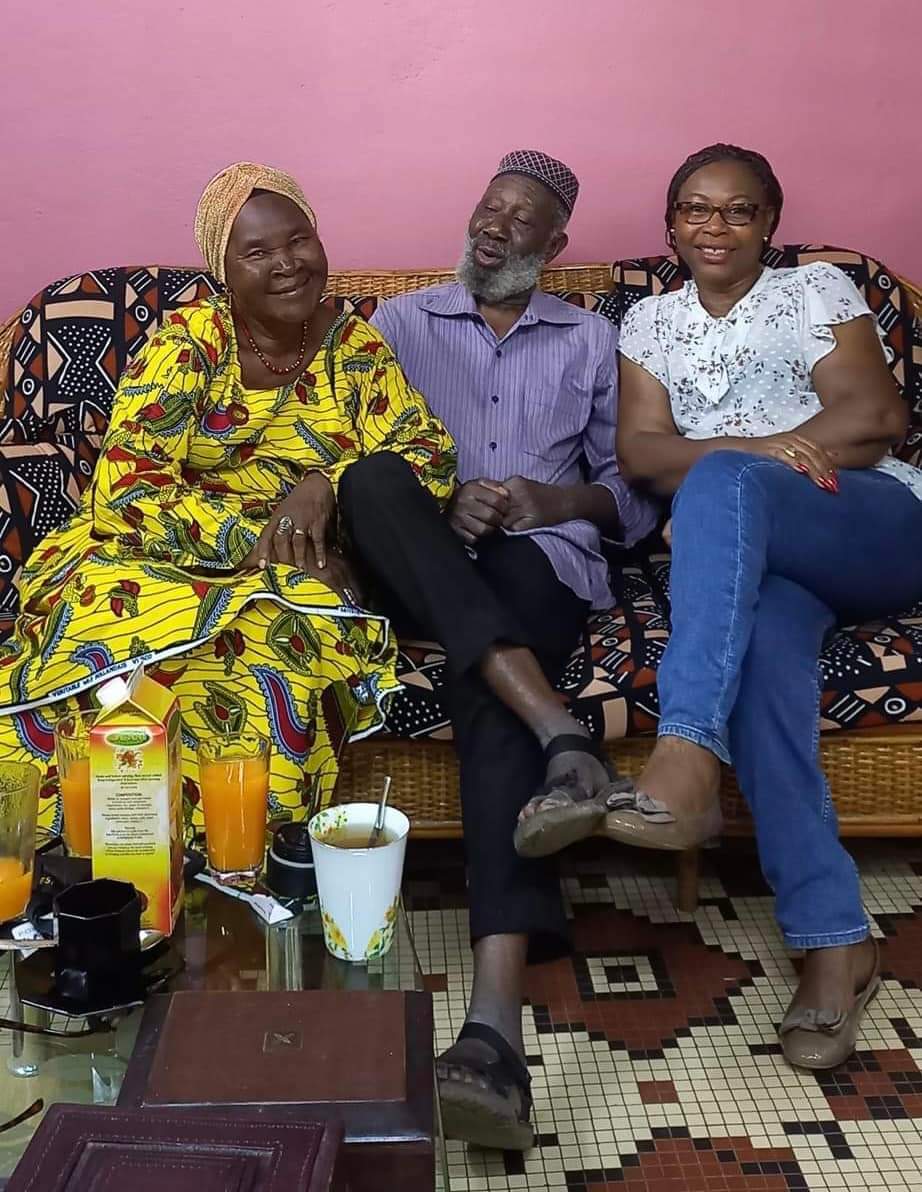 ArchivesBurkina's tweet photo. Lhadji et ses femmes...
Avez vous la réf ? https://t.co/KY4msRabwD