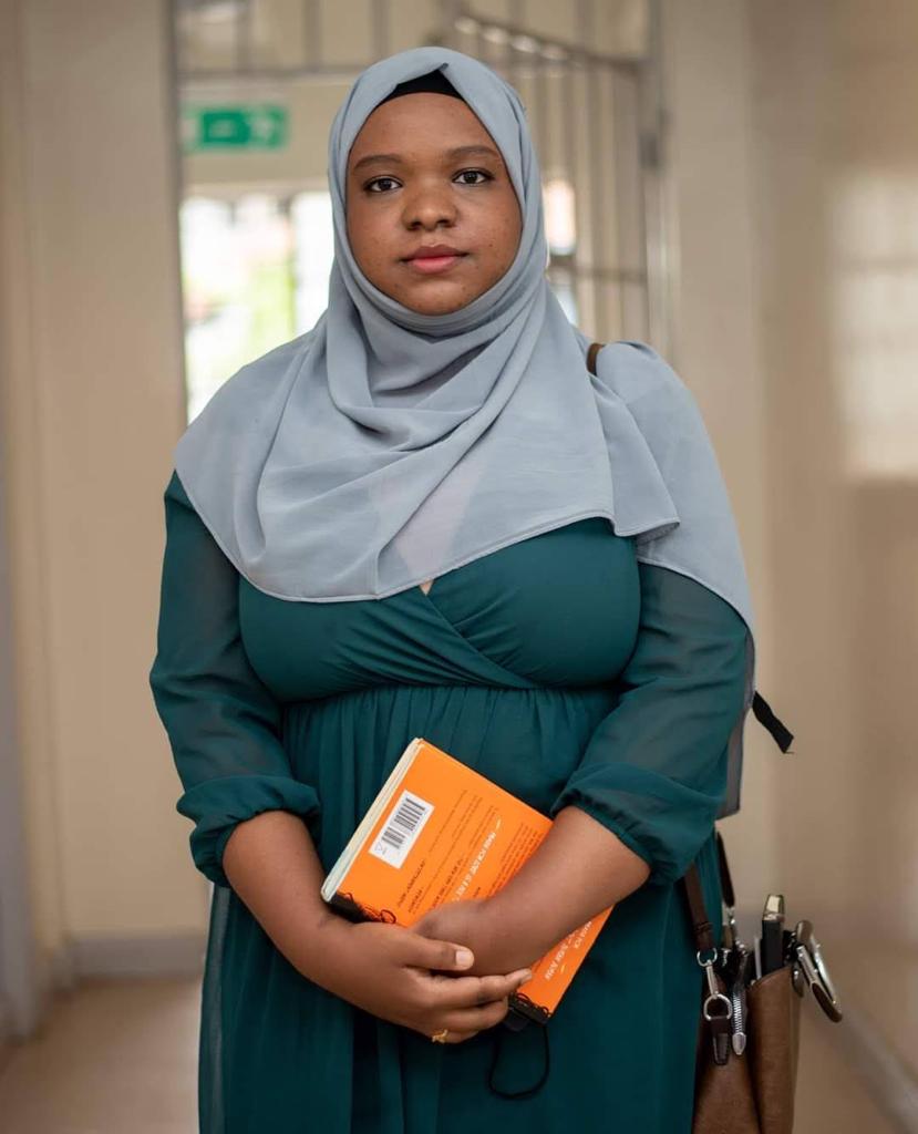 poetsyoushould1's tweet photo. She has achieved recognition for her poetry performances, having been crowned the 63rd Grand Slam Queen at the Kenyan Poetry Slam, &amp; earning the title of 3rd runner-up at the Woman’s Slam Cup 2nd edition. 

#poetsyoushouldknow #qalby #poetrywomen #spokenwords https://t.co/w6HO9jbTTF