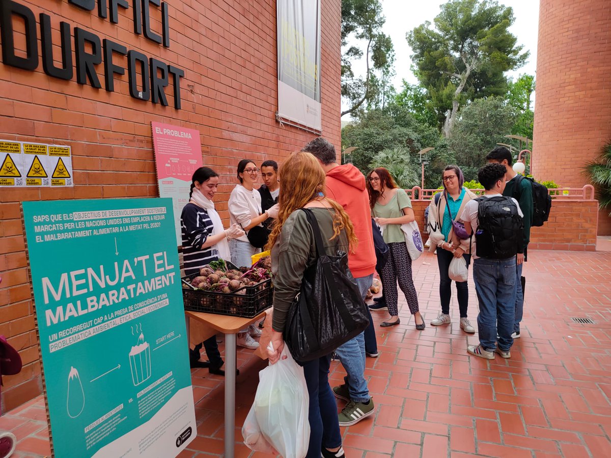PAAliments's tweet photo. Avui a la #biologiaUB parada en adopció fruit del projecte #ApS amb la @DSambApS i la @PAAliments: 125 kg #alimentsrecuperats via #espigolada al #ParcAgrari i dels #comerços del barri BRAVO PEL RESCAT EQUIP ‼️💪🏾🫛🫛🫛🫛🥖🍐🥔 https://t.co/qHiCW7mmDt
