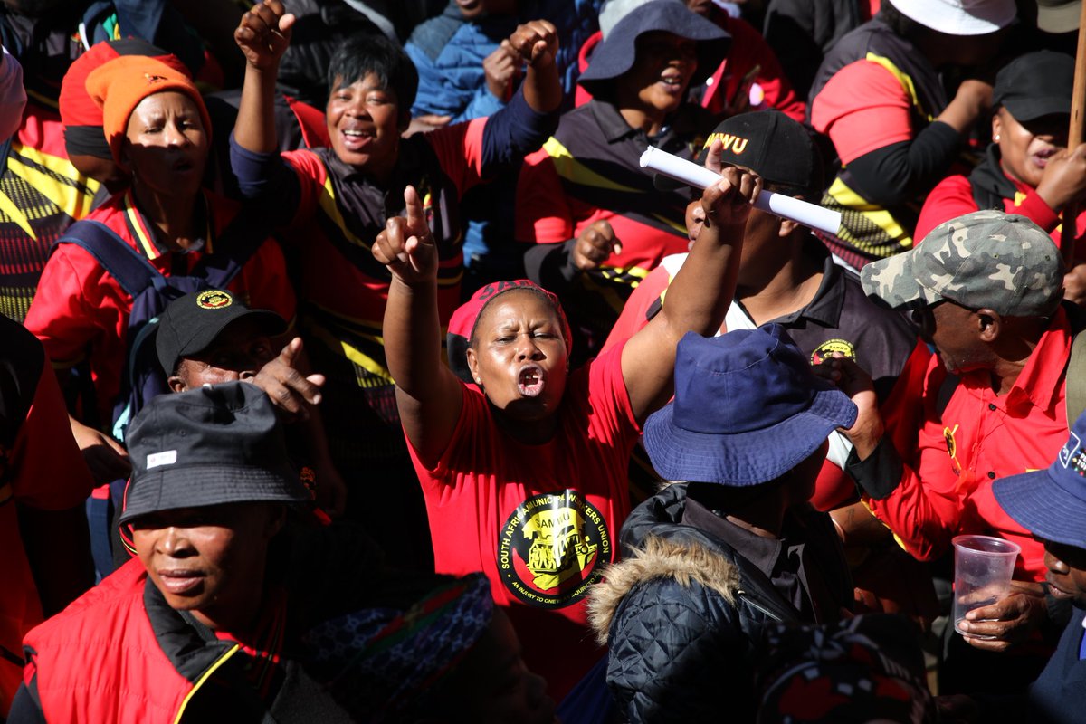 Koena1GP's tweet image. [IN PICTURES] SAMWU filled the streets in Newtown as they were to hand in a memorandum of demands to Panyaza Lesufi @Lesufi and Fikile Mbalula @MbalulaFikile. #SAMWU @SowetanLIVE @KayaNews @Newzroom405 @dailymaverick @TimesLIVE