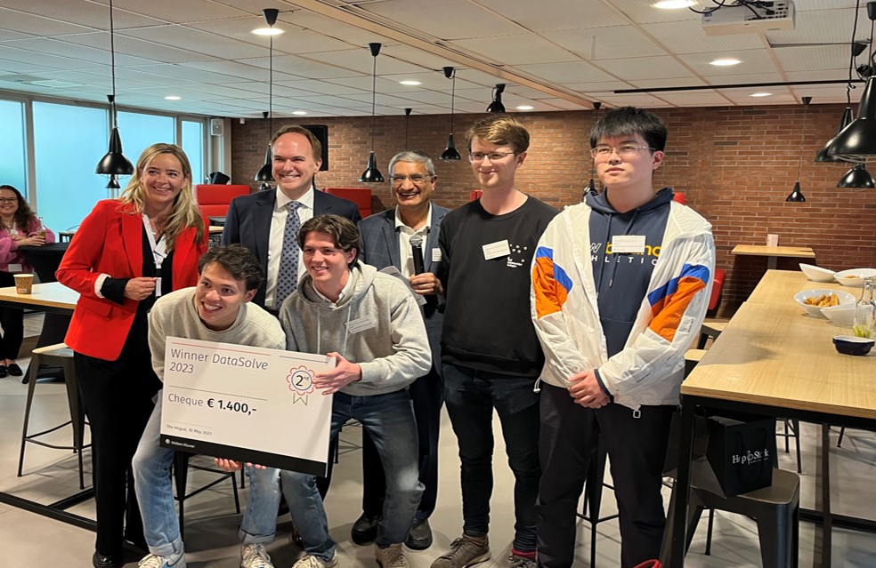 Wolters_Kluwer's tweet image. Wolters Kluwer #DataSolve Netherlands competition winners announced! Congrats to @TilburgU&apos;s Sebastian Rincon for top prize, and @tudelft team Philip Templeman, Lars van Blokland, Adrian Kuiper &amp;amp; Donghang Lyu for first runner-up. Sietse Schröder from @UniLeiden takes third!