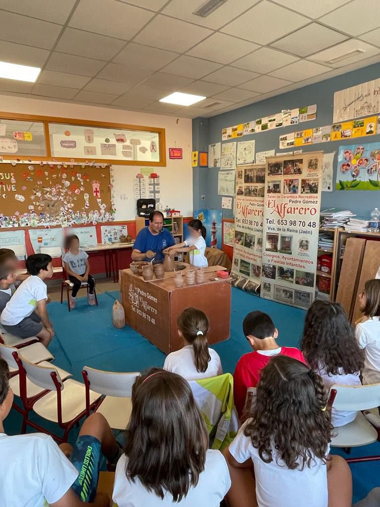 DelibesColegio's tweet photo. Hemos estado compartiendo una semana con Pedro el alfarero y los niños han hecho sus propias creaciones utilizando el juego como punto de partida . Actividad muy recomendable!!#pedrogomez.elalfarero https://t.co/UlYkNKcPtY