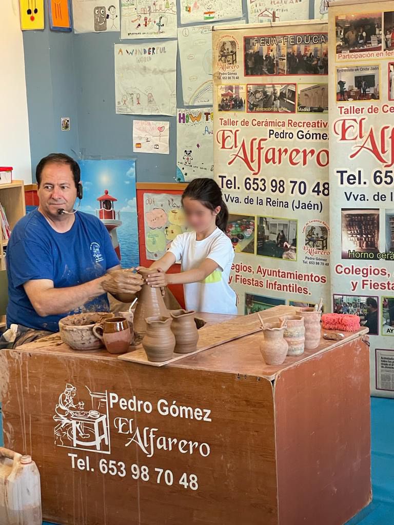 DelibesColegio's tweet photo. Hemos estado compartiendo una semana con Pedro el alfarero y los niños han hecho sus propias creaciones utilizando el juego como punto de partida . Actividad muy recomendable!!#pedrogomez.elalfarero https://t.co/UlYkNKcPtY