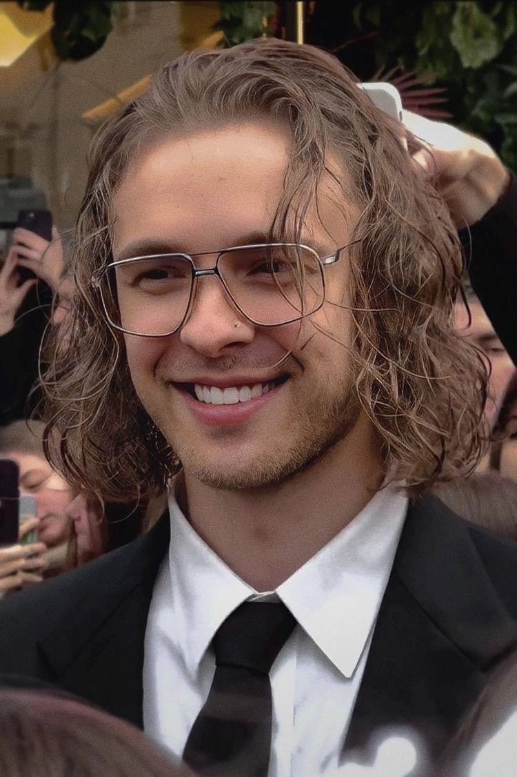 молодящий поцелуй tweet media