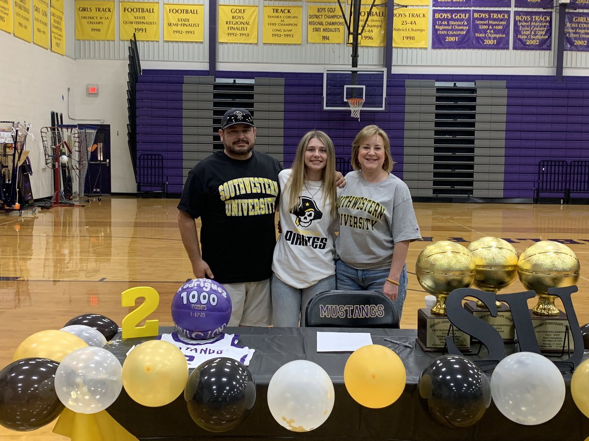 Rod44Ronnie's tweet photo. This girl @TeaRodriguez002 is officially a Pirate! I’m so excited for this next chapter in her life. I know without a doubt she will shine at this next level! @Greatgrothe @SUPiratesWBB https://t.co/QUKWwolD5H