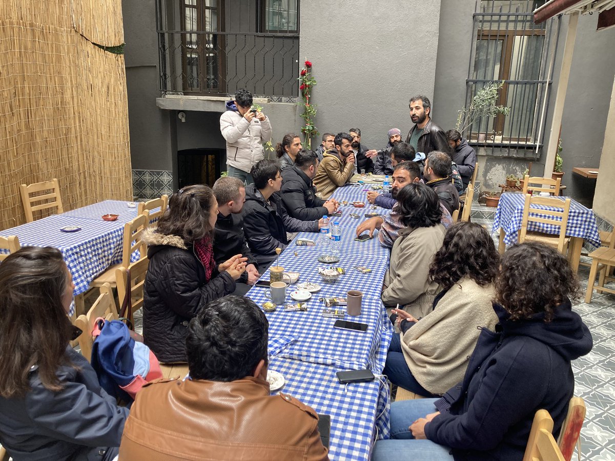 ozgulsakii's tweet photo. Motorkurye işçileriyle buluştuk. Uzun çalışma saatleri, iş cinayetleri, esnaf-kurye modeliyle işçilik haklarının gaspını ve yükselen direnişleri konuşuyoruz. Dayanışma ve umutla mücadeleye devam edeceğiz. https://t.co/Hc0syKvdDZ