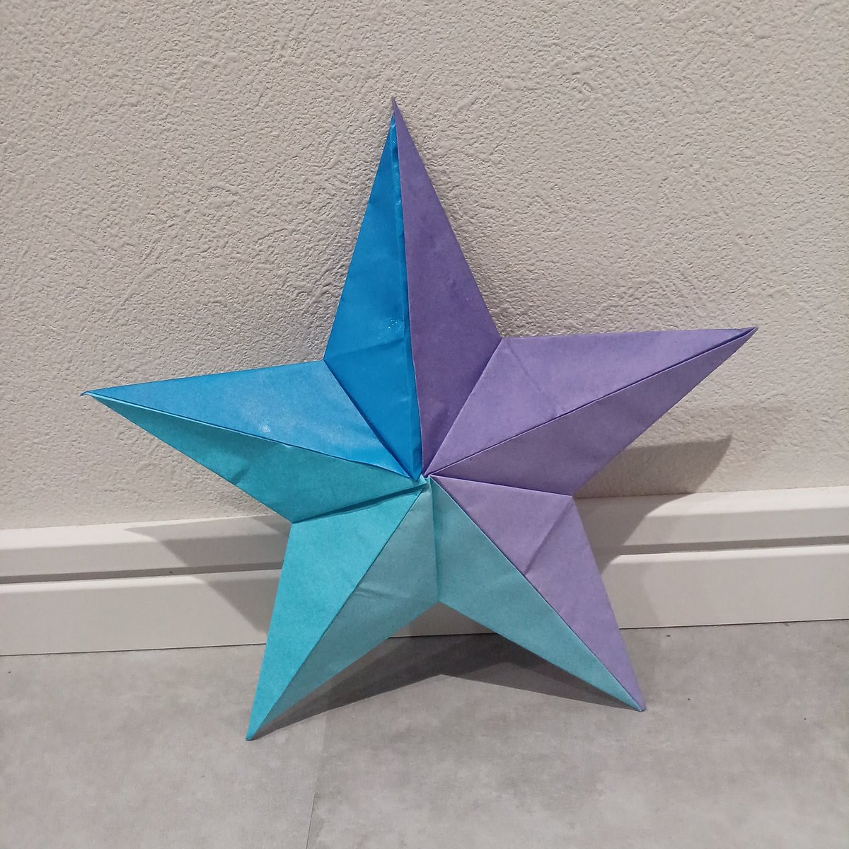 wheelrobe's tweet photo. 娘と折り紙。
贅沢に５枚の折り紙を使用して作った立体星。
初級って書いてありましたが僕らには上級レベルでした。 https://t.co/qqAoiGIuF3